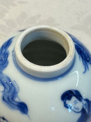 A small Chinese blue and white covered vase and a miniature salt, Kangxi — 照片 7