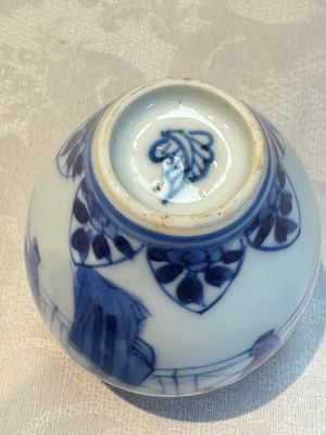 A small Chinese blue and white covered vase and a miniature salt, Kangxi — 照片 10