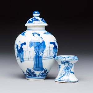 A small Chinese blue and white covered vase and a miniature salt, Kangxi — 照片 1