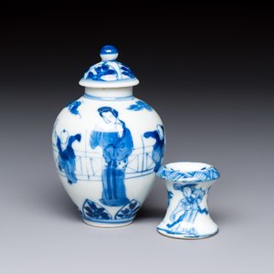 A small Chinese blue and white covered vase and a miniature salt, Kangxi — 照片 2