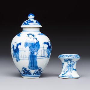 A small Chinese blue and white covered vase and a miniature salt, Kangxi — 照片 3