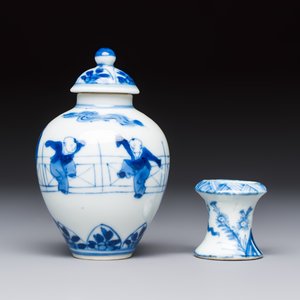 A small Chinese blue and white covered vase and a miniature salt, Kangxi — 照片 4