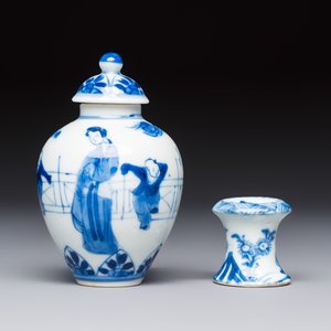 A small Chinese blue and white covered vase and a miniature salt, Kangxi — 照片 5