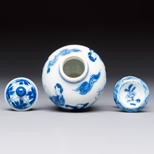 A small Chinese blue and white covered vase and a miniature salt, Kangxi — 照片 7