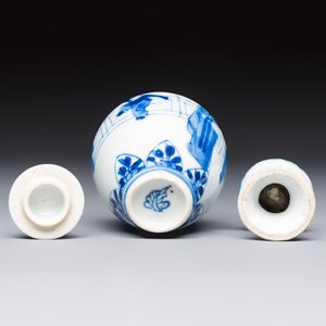 A small Chinese blue and white covered vase and a miniature salt, Kangxi — 照片 8