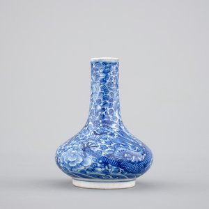 A small Chinese blue and white dragon vase, Yongzheng mark and of the period, 1722-1735 — foto 1