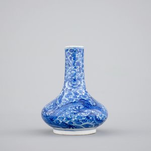 A small Chinese blue and white dragon vase, Yongzheng mark and of the period, 1722-1735 — foto 2