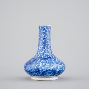 A small Chinese blue and white dragon vase, Yongzheng mark and of the period, 1722-1735 — foto 3