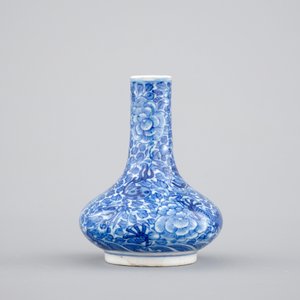A small Chinese blue and white dragon vase, Yongzheng mark and of the period, 1722-1735 — foto 4
