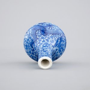 A small Chinese blue and white dragon vase, Yongzheng mark and of the period, 1722-1735 — foto 5