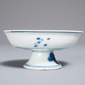 A small Chinese blue and white footed saucer dish, Chenghua mark, Wanli — photo 7