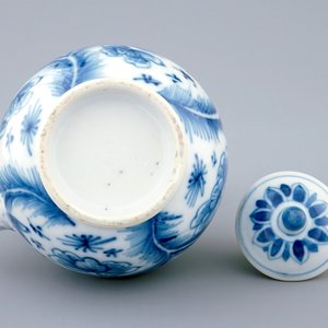 A small Chinese blue and white gate-handled teapot and cover, Kangxi — 照片 3