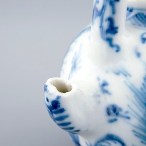 A small Chinese blue and white gate-handled teapot and cover, Kangxi — 照片 5