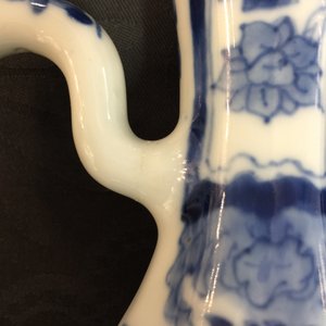 A small Chinese blue and white jug with a naked European, Kangxi — photo 9