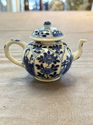 A small Chinese blue and white 'Long Eliza' teapot and cover, jade mark, Kangxi — 照片 1