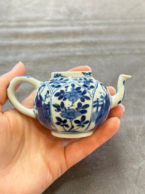A small Chinese blue and white 'Long Eliza' teapot and cover, jade mark, Kangxi — 照片 2