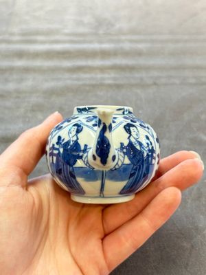 A small Chinese blue and white 'Long Eliza' teapot and cover, jade mark, Kangxi — 照片 3