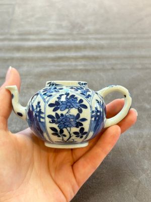 A small Chinese blue and white 'Long Eliza' teapot and cover, jade mark, Kangxi — 照片 4