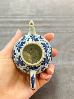 A small Chinese blue and white 'Long Eliza' teapot and cover, jade mark, Kangxi — 照片 6