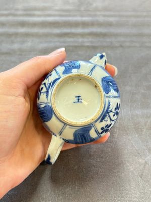 A small Chinese blue and white 'Long Eliza' teapot and cover, jade mark, Kangxi — 照片 7