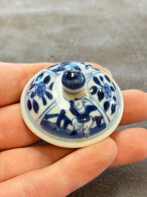 A small Chinese blue and white 'Long Eliza' teapot and cover, jade mark, Kangxi — 照片 9