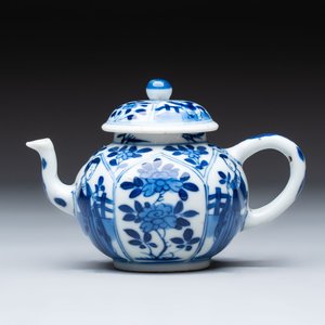 A small Chinese blue and white 'Long Eliza' teapot and cover, jade mark, Kangxi — 照片 1