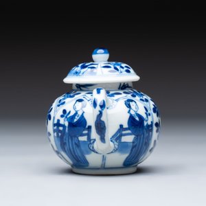 A small Chinese blue and white 'Long Eliza' teapot and cover, jade mark, Kangxi — 照片 2