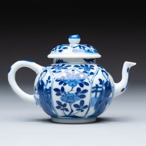 A small Chinese blue and white 'Long Eliza' teapot and cover, jade mark, Kangxi — 照片 3