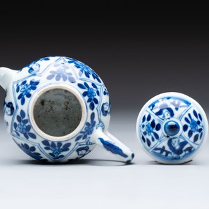 A small Chinese blue and white 'Long Eliza' teapot and cover, jade mark, Kangxi — 照片 5