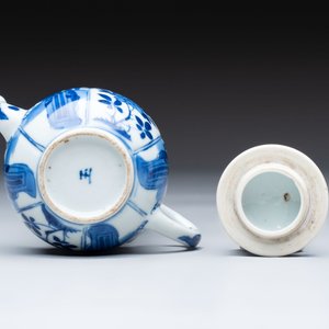 A small Chinese blue and white 'Long Eliza' teapot and cover, jade mark, Kangxi — 照片 6