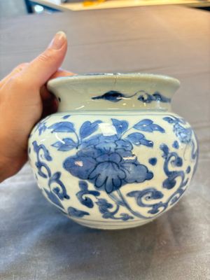 A small Chinese blue and white 'phoenixes and peonies' jar, Wanli — photo 3