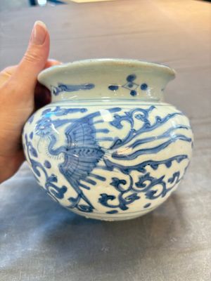 A small Chinese blue and white 'phoenixes and peonies' jar, Wanli — photo 4