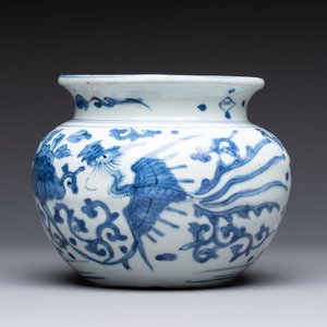 A small Chinese blue and white 'phoenixes and peonies' jar, Wanli — photo 2