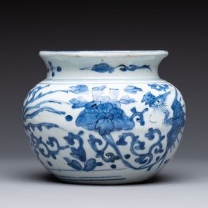 A small Chinese blue and white 'phoenixes and peonies' jar, Wanli — photo 3