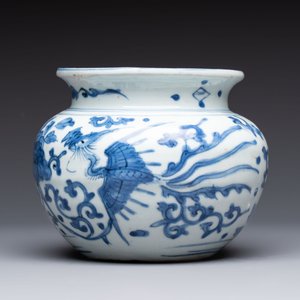 A small Chinese blue and white 'phoenixes and peonies' jar, Wanli — photo 4