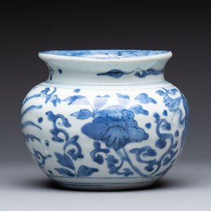 A small Chinese blue and white 'phoenixes and peonies' jar, Wanli — photo 5