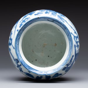 A small Chinese blue and white 'phoenixes and peonies' jar, Wanli — photo 6