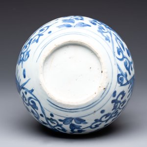 A small Chinese blue and white 'phoenixes and peonies' jar, Wanli — photo 7