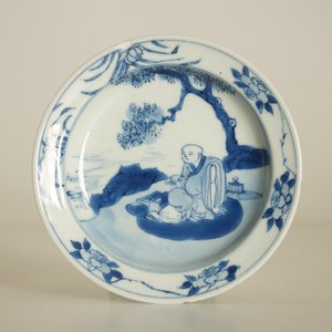 A small Chinese blue and white plate with a monk near the water, Transitional period — photo 3