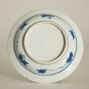 A small Chinese blue and white plate with a monk near the water, Transitional period — photo 4