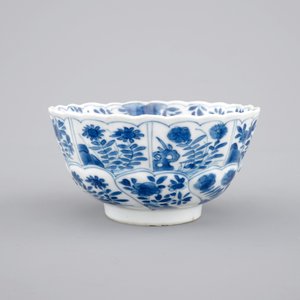 A small Chinese blue and white porcelain floral bowl, Kangxi, ca. 1700 — photo 2