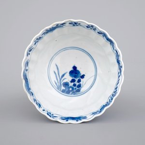 A small Chinese blue and white porcelain floral bowl, Kangxi, ca. 1700 — photo 5
