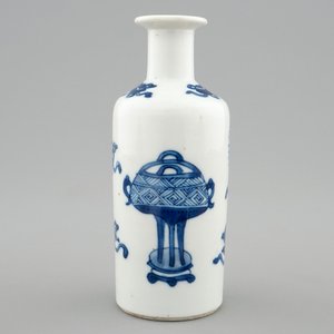 A small Chinese blue and white rouleau vase, Kangxi — photo 3