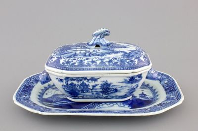 A small Chinese blue and white tureen on stand, Qianlong, 18th C.