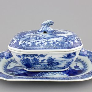 A small Chinese blue and white tureen on stand, Qianlong, 18th C. — photo 1