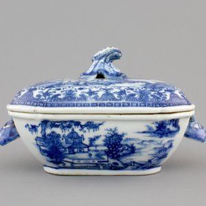 A small Chinese blue and white tureen on stand, Qianlong, 18th C. — photo 3