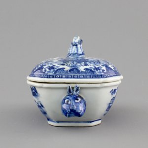 A small Chinese blue and white tureen on stand, Qianlong, 18th C. — photo 4