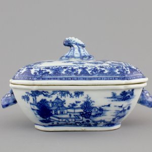 A small Chinese blue and white tureen on stand, Qianlong, 18th C. — photo 5