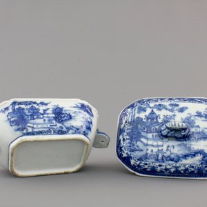 A small Chinese blue and white tureen on stand, Qianlong, 18th C. — photo 8