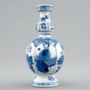 A small Chinese blue and white vase, Kangxi — photo 3